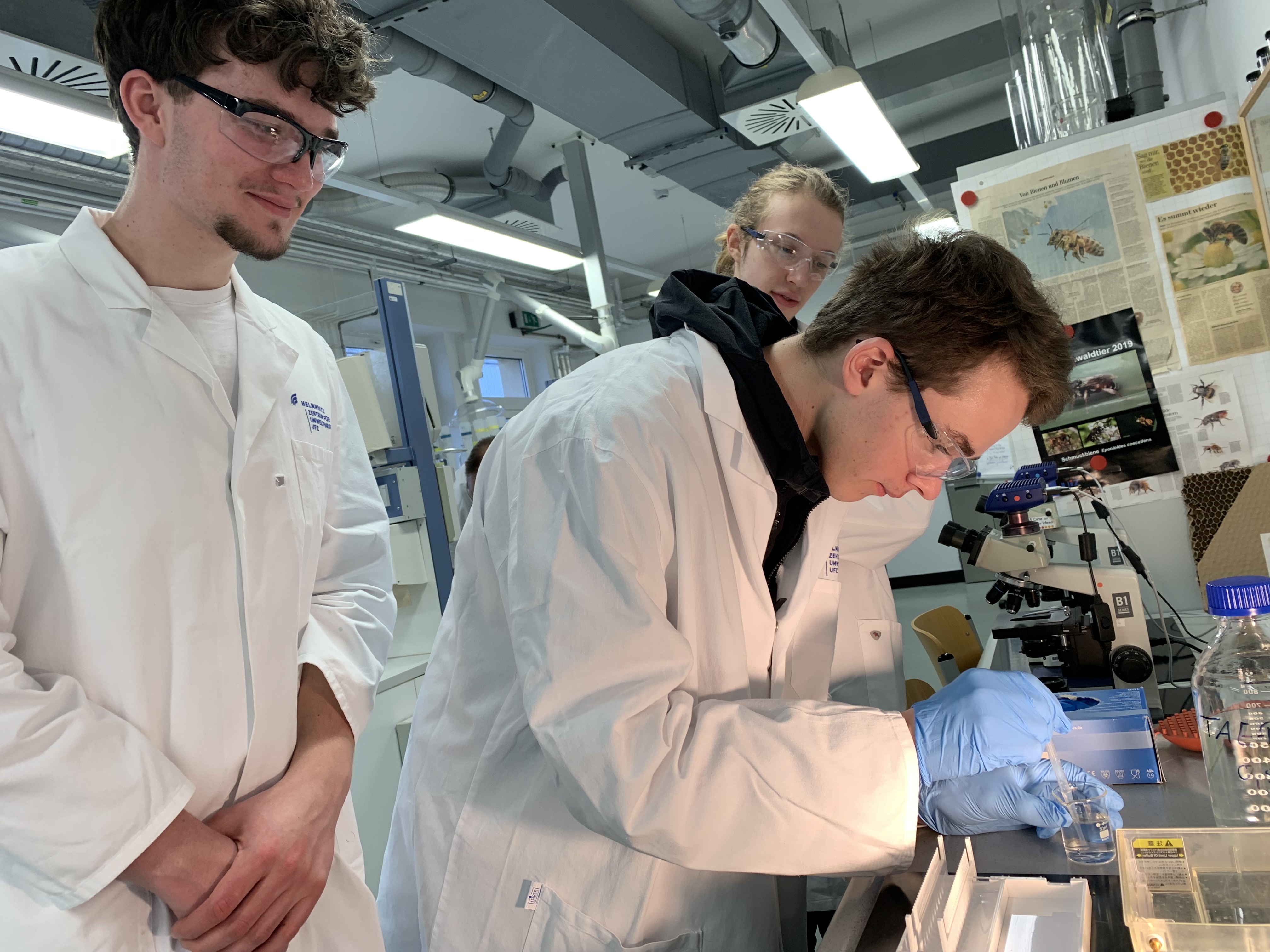 Schüler der Thomasschule beim DNA-Test